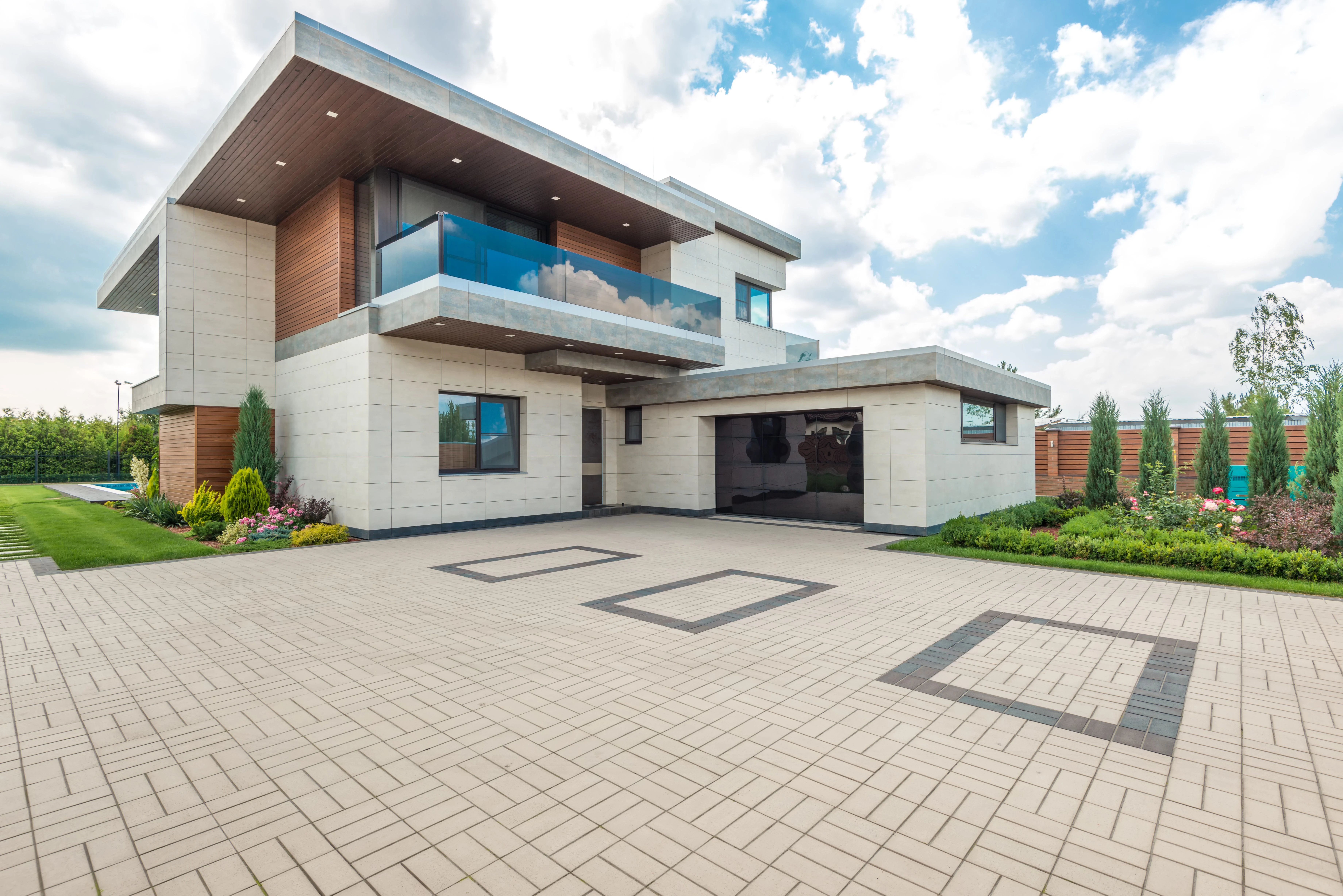 Residential garage door in Simonton